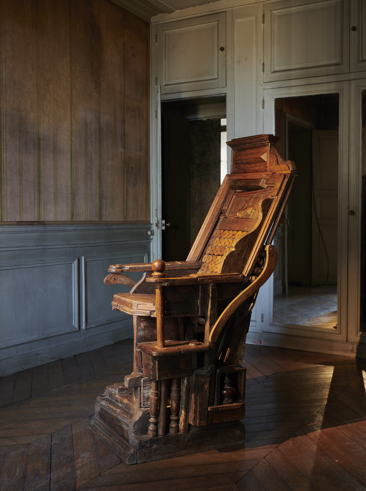 downtown+ trones exposition design