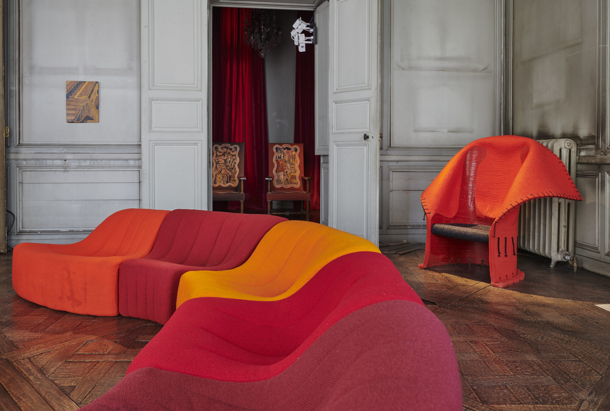downtown+ trones exposition design