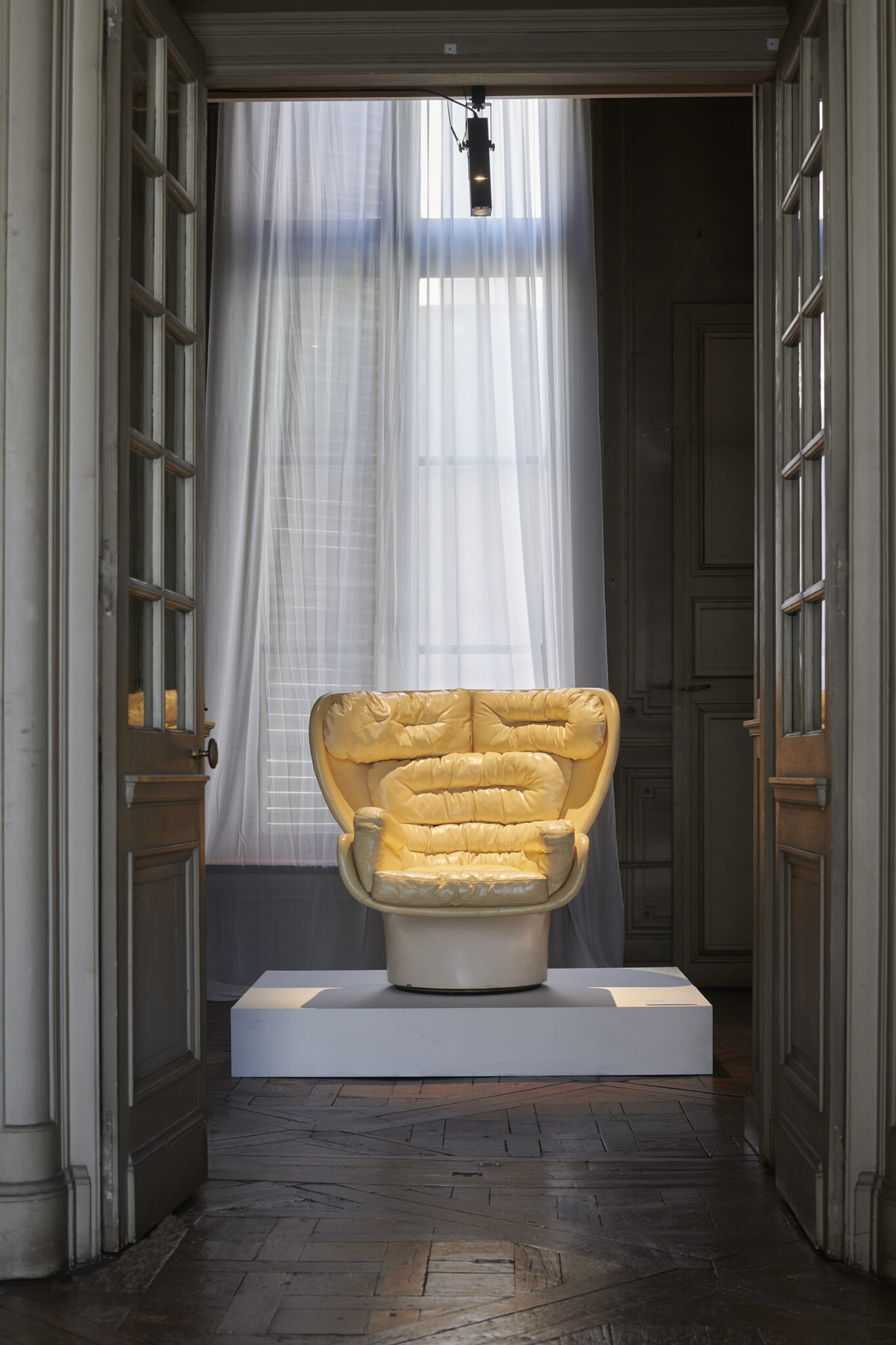 downtown+ trones exposition design
